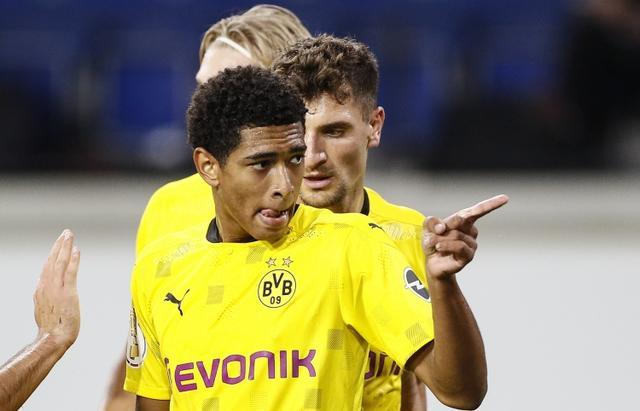 尽管他在国 尽管他在国